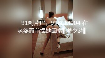 工作女强人的内衣裤颜色不一样，反而让人感觉很可爱。