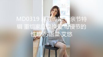 两个漂亮人妖小姐姐舌吻亲密，互相舔吸把玩对方的鸡巴，吞吸套弄硬邦邦缠绕爱抚，你操我，我插你