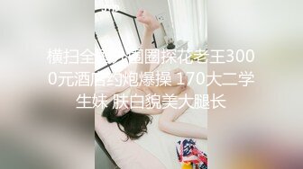 游乐场女厕偷窥破洞牛仔裤美女白嫩的大屁股和小黑鲍