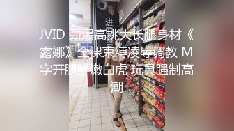  19牛仔短裤贫乳新人美女和炮友两场啪啪，特写深喉口交掰穴舔逼，干起来特别爽拨开裤子插入