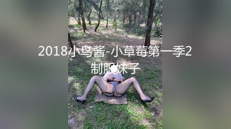 00后小姐妹在床上一起伺候小哥，口交大鸡巴舔乳头，互相抚慰玩弄骚穴和奶子，让小哥床上床下各种抽插爆草1