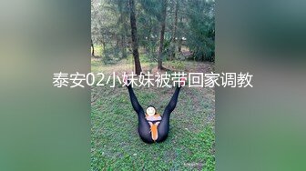 黑丝情趣露脸风骚大姐姐镜头前的诱惑，妩媚风骚完美展示，揉捏骚奶子自慰逼逼，舔弄手指上的淫水，精彩刺激