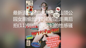  俊男靓女激情3P玩弄风骚小母狗，渣男接了杯尿给骚逼喝真淫荡，一起鸳鸯浴