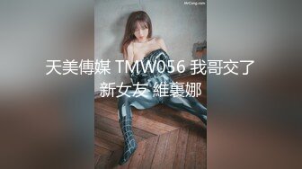 两个极品美少妇熟女级别，一个个搔首弄姿双手揉奶道具自慰