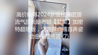 上海的骚姐姐露脸激情大秀，小哥的鸡巴满足不了她要舔狼友，深喉口交让小哥后入玩骚奶子，自己抠逼道具抽插