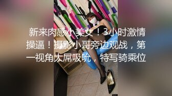 红色吊带包臀裙的美女逛夜市岔开腿被抄底粉色内裤紧紧包裹勒出深深的逼缝隙中间湿了侧面还露毛