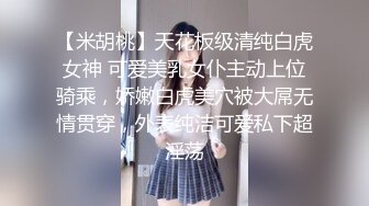  大屁股骚女人露脸情趣装诱惑 身材太丰满了逼毛刮的很干净