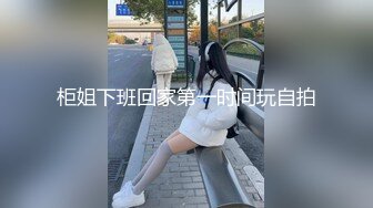 非常骚的少妇让大哥各种玩弄，露脸黑丝诱惑吃奶玩逼足交大鸡巴