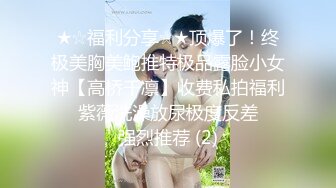 家庭摄像头，美艳妈妈赤裸奶子和小儿子卧室玩耍，怀着二胎，儿子拿零食给妈妈吃，边吃边玩手机，熄灯后右手拿得是什么？