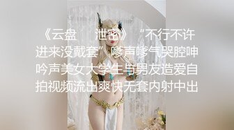 双飞名场面！左拥右抱00后姐妹花！幸福小哥随便操，两个妹子躺着轮流操，让观众羡慕不已