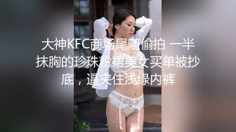 卡在电梯里面了怎么办？先不管了！好色女友直接跪下吮吸鸡巴并吞下精液！