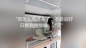 家中对着镜子