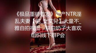 真实母女双飞全程露脸，幸福小哥玩弄母女花，先给狼友展示骚逼，沙发上就把老骚妈干了，轮草抽插浪荡呻吟