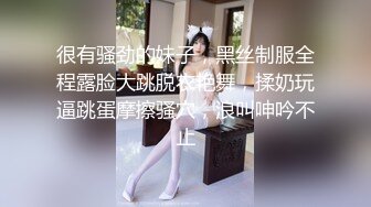 《极品CP魔手外购》坑神潜入某单位女厕实拍超多漂亮小姐姐方便，前后位逼脸同框，大毛逼极品一线天简直太顶了  新帖标志 (2)