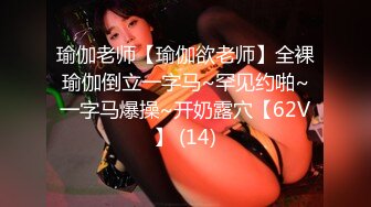 牛仔短裤大长腿贫乳美女和炮友居家啪啪，近距离特写口交舔屌，翘起屁股舔逼后入撞击美臀，毛毛修剪过掰穴诱人