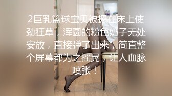 【新片速遞】 丰满性感的熟女露脸制服诱惑，吊钟奶子，床上道具深插，刺激阴蒂