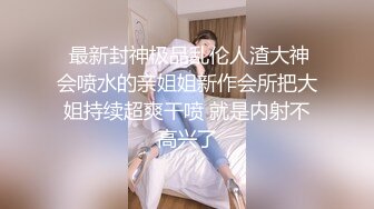 年轻黑丝小妹被两个大叔玩弄，全程露脸在床上舔两个鸡巴，车轮战黑丝骚逼淫声荡语还拿道具抽插边拍边干刺激