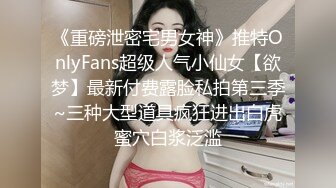  人妻3P 想不想要 想 啊啊 舒服 撸着老公的鸡鸡 被眼镜单男无套输出 爽叫不停