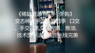 【新片速遞】骚妈带着两个女儿一起大秀直播，全程露脸好刺激，黑丝情趣装诱惑，吃奶舔逼AV棒自慰骚穴，嫩的出水还没毛