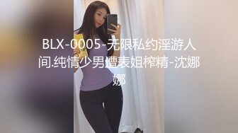 小萝莉放学不回家，在操场给男朋友口交，被男朋友后入内射