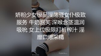  浴室门缝偷窥刚上高三的表妹洗澡奶子太小没有发育好