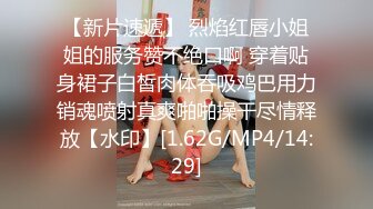 《母子乱伦》趁着中午家里没人还是忍不住冒险和妈妈打一炮 开始不同意但是一摸就像换了个人一样