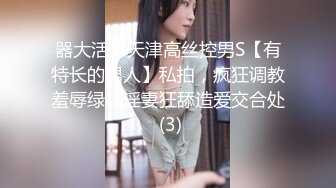 超疯狂！KTV里，美女掰开BB，硬按客人头，让他舔B