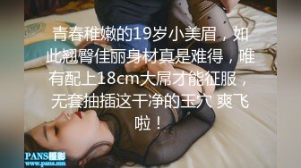 素颜也很美的良家小少妇镜头前诱惑狼友，让纹身大哥吃着奶子抠着逼，主动上位抽插大哥，浪荡呻吟不断别错过