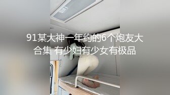 老師在講臺前批改作業,學生在後面抄肉色內內