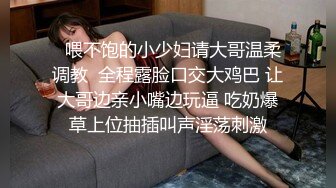  90后小少妇，黑丝情趣诱惑小乳夹激情3P，让两个大哥玩弄，揉奶玩逼轮草抽插