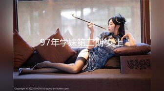 酒店和小18岁女友开房，电视放着【七龙珠】在床上却摸着女友的奶子 帮着发育奶子！