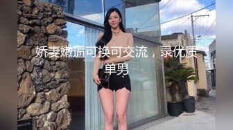   眼镜小美女露脸群P好几哥大哥，身材不错让三个大哥对着小嘴奶子和逼逼撸鸡巴