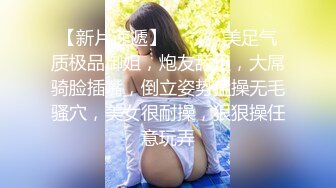  酒吧少妇激情4P，露脸颜值不错伺候三个大哥，交大鸡巴，让三个大哥在床上玩弄