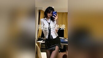  大热天打扮新人妹子，约个小哥哥带到酒店里面露脸交，手持镜头啪啪射在外阴上