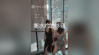 酒店举办婚礼的伴娘上厕所,婚纱设计的有点奇葩,逼和奶子轮番展现在眼前