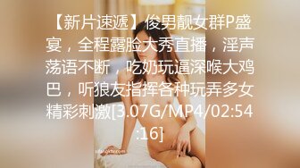 3/3最新 披肩发白衣妹子躲在厕所一边看手机一边自慰VIP1196