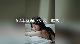  大逼少妇精彩展示，全程露脸抠逼玩弄高潮喷水不断，水果塞逼里，深喉大鸡巴