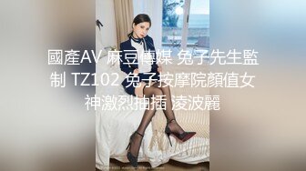  窗户缝偷窥楼下房东刚放学回家的女儿洗澡奶子还没有发育好