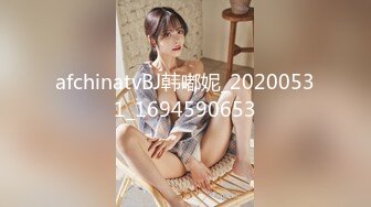 美女穿着短裙公园直播跟粉丝互动