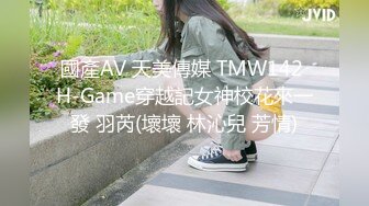  长相甜美牙套小表妹耐操新人妹子，两男轮换着操翘屁股后入，操累了换个人继续