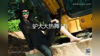 最新多位美女少妇极端贴B盗摄，B眼和BB离你只有一厘米 (6)