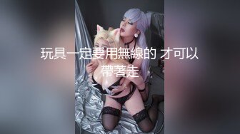 颜值红唇妹子，全裸道具自慰插穴，特写紧致小蝴蝶逼穴