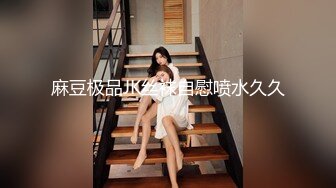  气质甜美酒窝女神今天黑色内衣丁字裤，解开内衣掏出白皙美乳揉捏