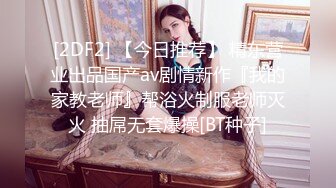 牛仔短裤大奶妹，掰穴手指扣逼特写口交，翘起屁股后入大屁股猛烈撞击