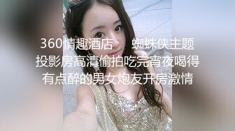 青岛少妇下班后在她家楼下，老公在家带孩子