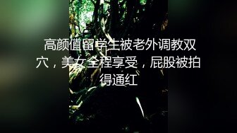 猥琐土豪哥双飞两个骚货，用道具捅逼玩的真有劲，享受两个骚货的口活服务舔鸡巴舔蛋，轮草抽插后入浪叫不止