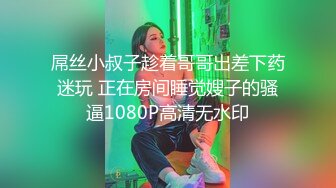 《换妻探花》单男约操小夫妻3P，过来先吃点东西再开操，透视装双屌一起舔，前后夹击爆操